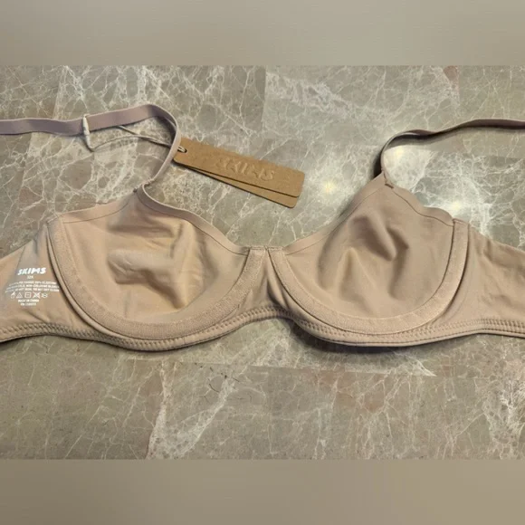SKIMS FITS EVERYBODY
UNLINED DEMI BRA - Picture 4 of 10